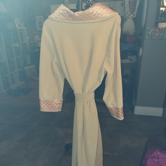 Vintage Robe - Picture 5 of 7